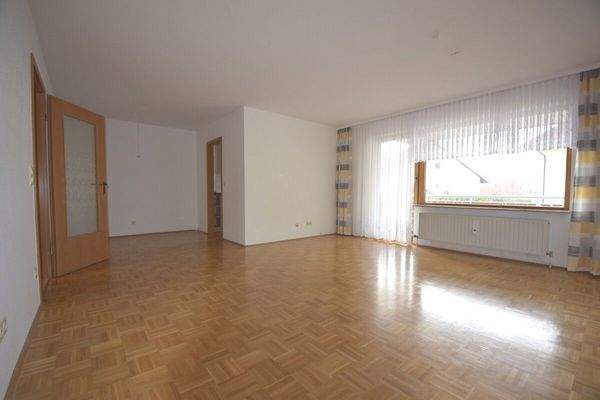 großer, heller Wohn- Essbereich mit Ausgang zum Balkon 