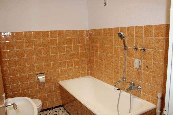 Am innenliegenden Bad ...