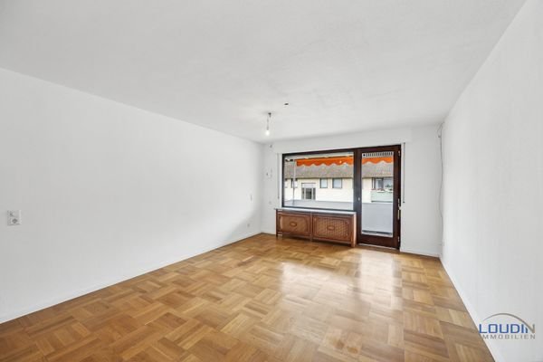 Wohnzimmer mit Durchgang auf den großen Balkon