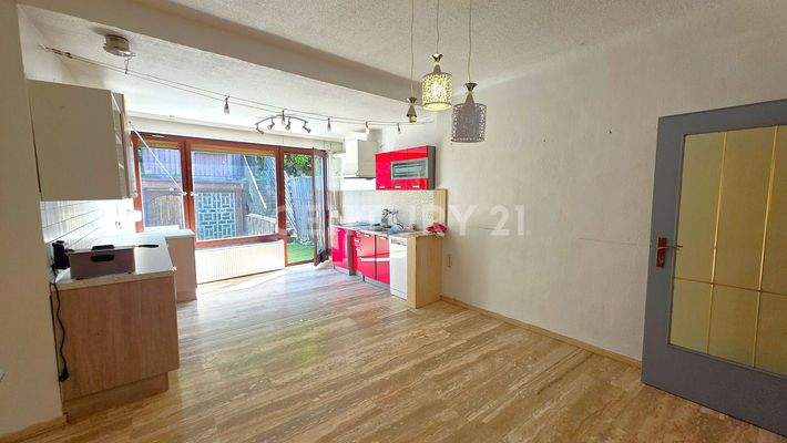 Gegenseite der großen Küche mit Zugang zum Balkon