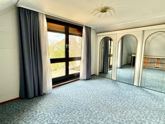 Schlafzimmer (DG)