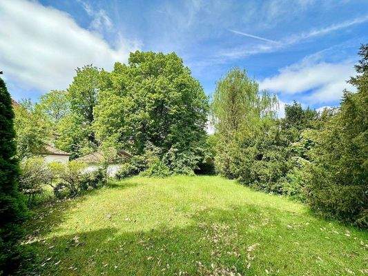 Teil des schönen, großen und parkähnlichen Gartens