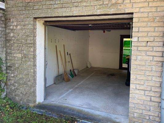 70) Linke Garage mit Zugang zum Garten