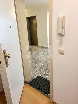 Innenhaustüre-Innenbereich mit Aufzug