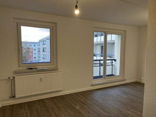 Blick von der Küche ins WZ