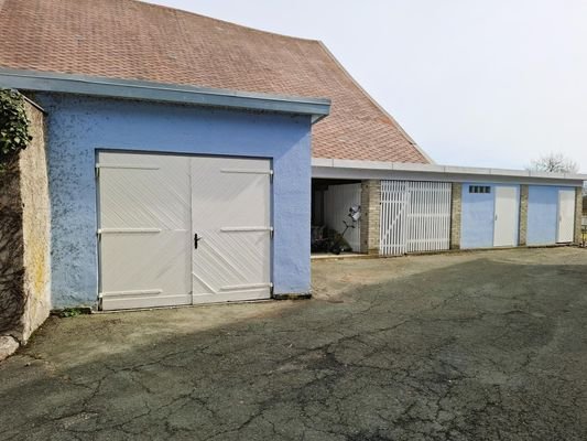 Garage mit Nebengebäuden