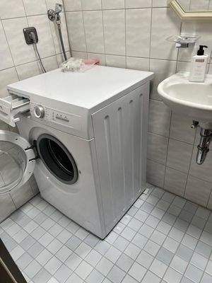 Gäste-WC mit Waschmaschinenplatz 