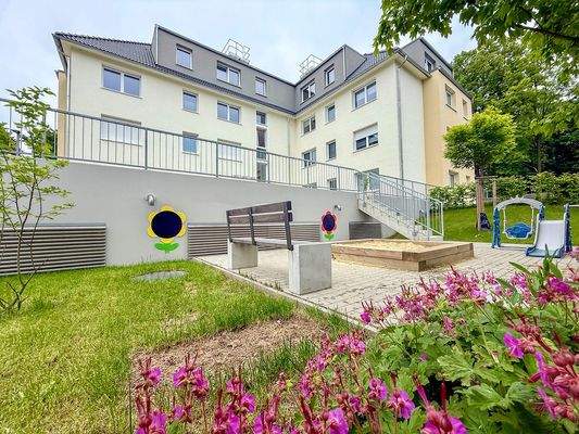 Hausansicht mit Spielplatz