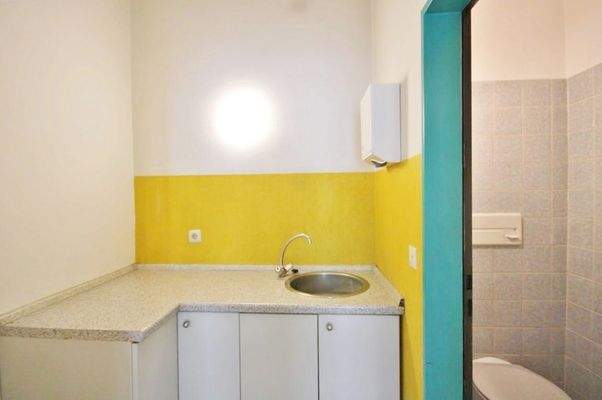 Ladenfläche mit Küche und WC (UG)