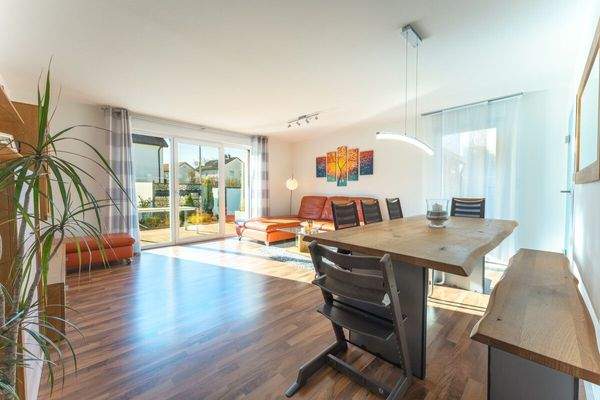 Wohn- und Essbereich mit Zugang zur Terrasse