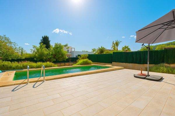 Großzügige Poolterrasse mit viel Sonne und Privatsphäre.