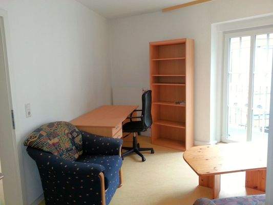 Wohnbereich mit Ausgang zum Balkon