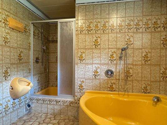 Bad mit Wanne und Dusche2