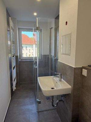 Neues Bad mit Dusche und Fenster