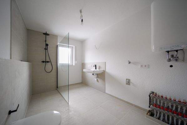 Tageslichtbad mit bodengleicher Dusche