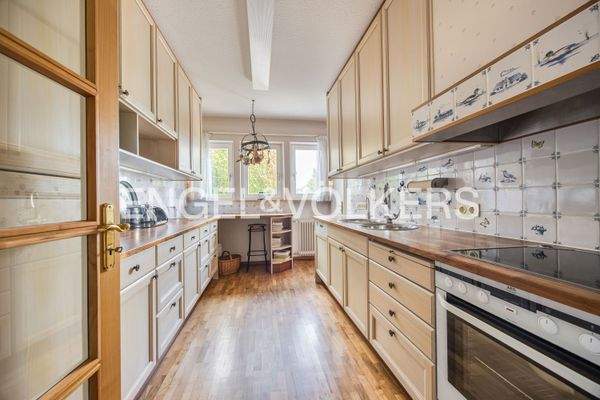 Küche mit angrenzender Speisekammer