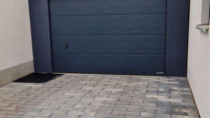 Große Garage Stellplätze davor.jpg