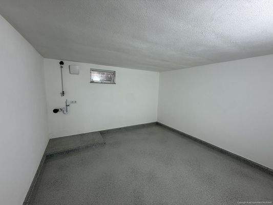 Kellerabteil mit Waschmaschinenanschluss