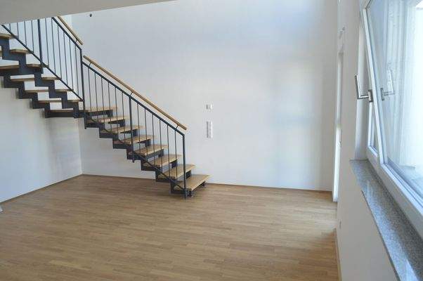 Essbereich mit Treppe zur Galerie