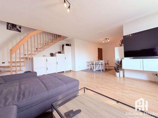 Wohnzimmer mit Treppenaufgang