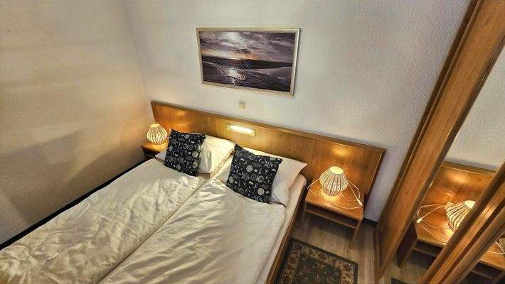 Doppelbett im Schlafbereich