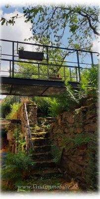 auf der historischen Schlossmauer