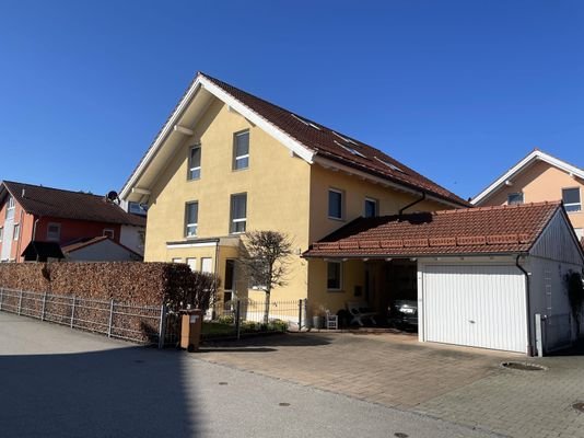 mit Garage und Carport