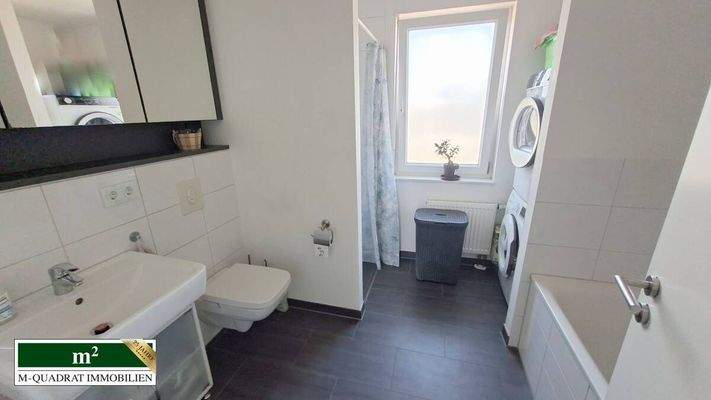 1 OG Badezimmer mit Dusche und Wanne