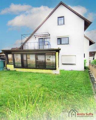 Hausseite mit Garten