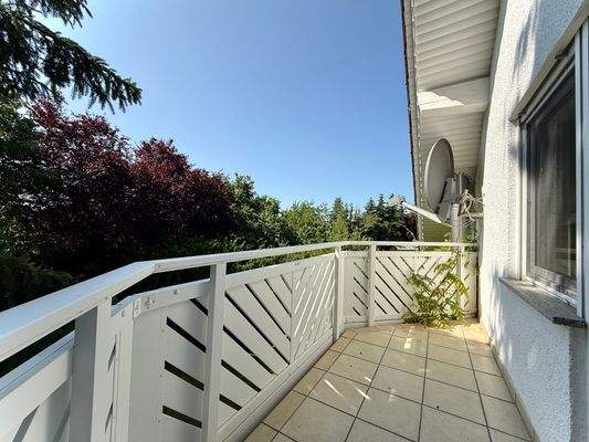 mit angrenzendem Balkon