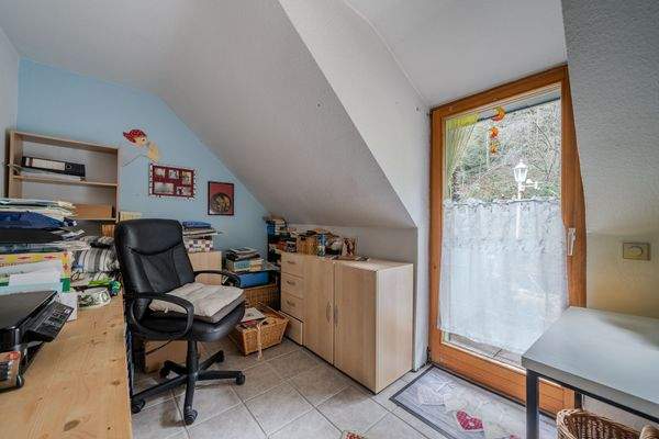 Helles Arbeitszimmer mit Zugang zur Terrasse