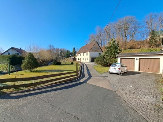 Einfahrt mit Garagen