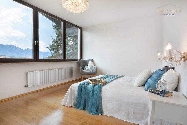 Schlafzimmer im Obergeschoß mit Panoramafenster