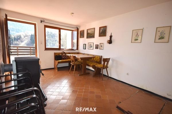 Wohnraum mit Essplatz und Holzofen