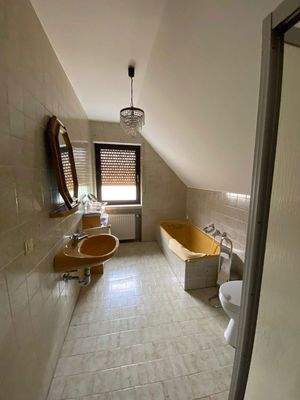 BADEZIMMER (BADEWANNE & DUSCHE