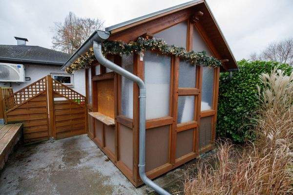 G14 - Eisverkaufbereich vor dem Restaurant.jpg