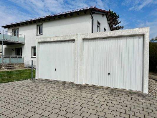 Doppelgarage mit Stellplätzen