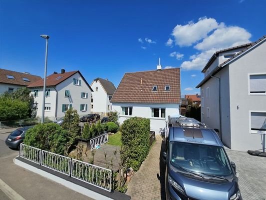 Hausansicht mit Garten