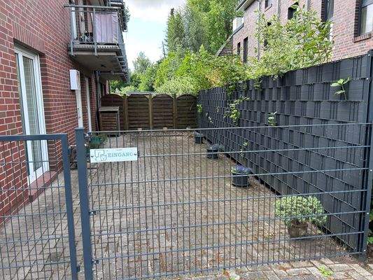 Terrasse und Eingang Praxis