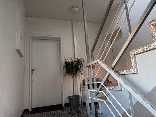 Treppenhaus / Etage mit 2 Wohnungen