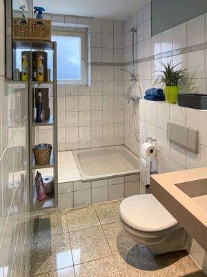 Gästebad mit Fenster &amp; Dusche