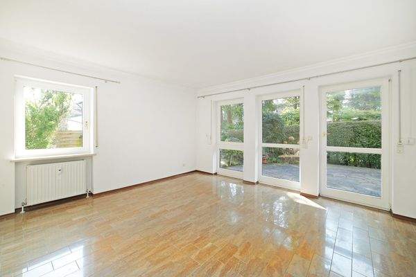 Wohnzimmer mit Zugang zur Terrasse