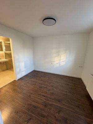 Leeres Zimmer mit Holzboden