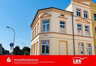 straßenseitige Gebäudeansicht