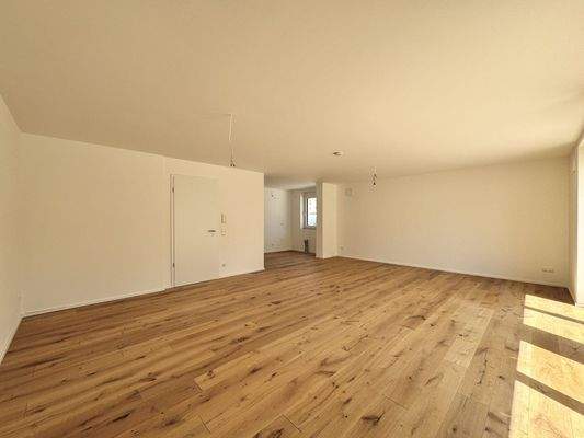 Wohn-/Essbereich mit halboffener Küche