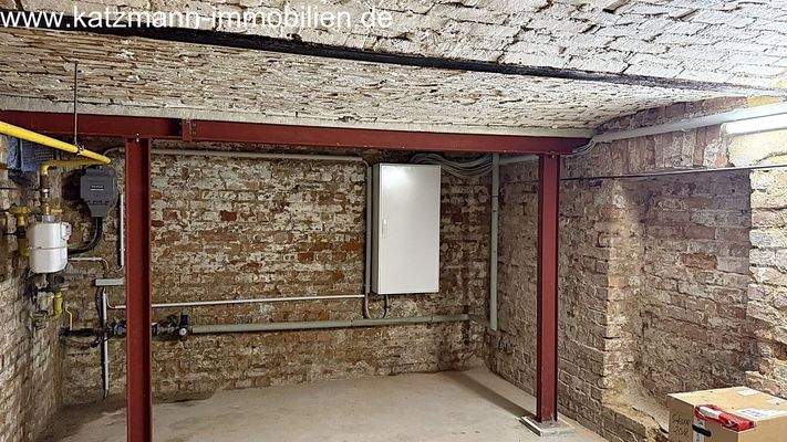 Keller (ca. 20 m²) mit Hausanschlüssen