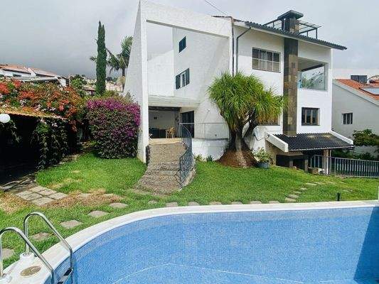 Garten mit Pool und Hausansicht