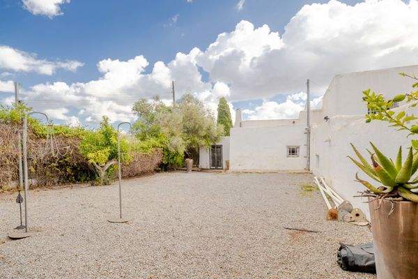 Fassade und Parkplatz