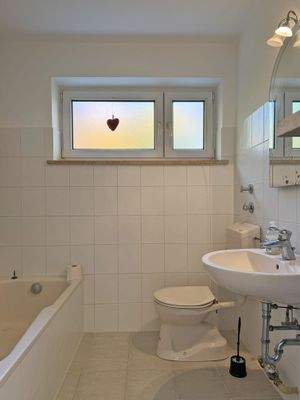 Tageslichtbad mit Wanne