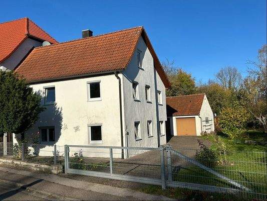 Hoftor und Gartenzaun